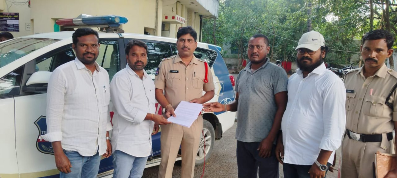 టీడీపీ కార్యకర్తల పై పోలీసులకు ఫిర్యాదు చేసిన బీఆర్ఎస్ కార్యకర్తలు