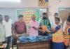 మహిళా పారిశుద్ధ్య కార్మికులకు చీరల పంపిణీ.