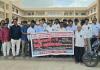 నల్ల బ్యాడ్జీలతో ఉద్యోగుల నిరసన.