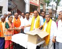 పారిశుధ్య కార్మికులకు స్వీట్ బాక్స్ పంపిణీ