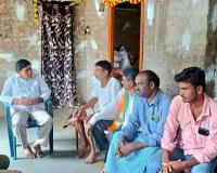 వేల్పుల ఎల్లయ్యను పరామర్శించిన బీజేపీ నేత పెరుమాండ్ల వెంకటేశ్వర్లు