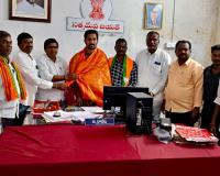 జఫర్ ఘడ్ నూతన ఏంఆర్ఓ, ఎస్ఐలకు బిజెపి నేత వెంకన్న సత్కారం