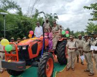 వన సమరక్షణ సమితి సభ్యులకు ట్రాక్టర్ పంపిణీ.