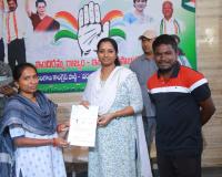 లబ్ధిదారులకు సిఎంఆర్ఎఫ్ చెక్కులను అందజేసిన ఎంపీ కడియం కావ్య