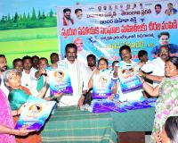 మహిళలకు ఇందిరమ్మ చీరలను పంపిణీ చేసిన ఎమ్మెల్యే మేఘా రెడ్డి