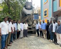 మీనాక్షి నగర్‌లో సీసీ రోడ్డు పనులను పరిశీలించిన మహేష్ గౌడ్