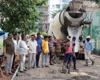సీసీ రోడ్డు పనులను పర్యవేక్షించిన కార్పొరేటర్ ప్రభుదాస్