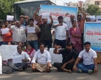 వైన్ షాప్ ఏర్పాటు ఆపాలని   పెద్ద ఎత్తున కాలనీ వాసులు ధర్నా