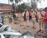 డివైడర్‌ను ఢీకొట్టిన కారు...ముగ్గురు యువకులు మృతి.