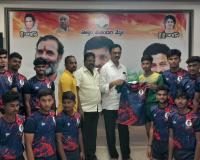 ఖమ్మం జూనియర్ కబడ్డీ జట్టుకు కిట్ల పంపిణీ