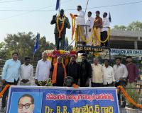 అంబేద్కర్ 69వ వర్ధంతి విగ్రహానికి కార్పొరేటర్ నివాళి