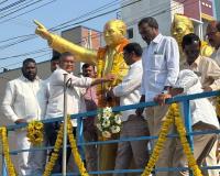 అంబేద్కర్ వర్ధంతి సందర్భంగా విగ్రహానికి నివాళులర్పించిన కార్పొరేటర్ ప్రభుదాస్
