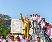 కేసీఆర్ దీక్ష దినోత్సవం… సత్తుపల్లిలో బిఆర్ఎస్ శ్రేణుల సంబరాలు.