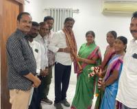 కిలారు మనోహర్ ను అభినందించిన మల్లు నందిని .