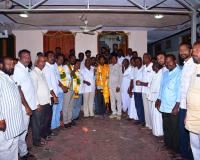 మణిగిల్ల సర్పంచ్ శ్రీనివాస్ గౌడ్‌ను సన్మానించిన మాజీ మంత్రి