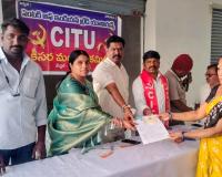 భవన నిర్మాణ కార్మికులకు గుర్తింపు కార్డుల పంపిణీ