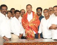 ఎమ్మెల్యే క్యాంపు కార్యాలయంలో పాస్టర్లకు దుస్తుల పంపిణీ