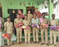 పేదలకు గ్రామపంచాయతీ పారిశుధ్య కార్మికులకు బ్లాంకెట్ల పంపిణీ   