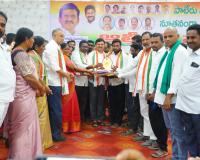 జుజ్జులరావుపేట మాజీ సర్పంచ్ .... మాజీ ఎంపీటీసీ కారు దిగి కాంగ్రెస్ బాట