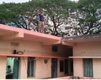 భార్యను కాపురానికి పంపాలంటూ… ఎంపీడీవో ఆఫీస్‌పైకి ఎక్కి హంగామా.!