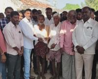 మృతుల కుటుంబాలను పరామర్శించిన బొజ్జ రాజు యాదవ్