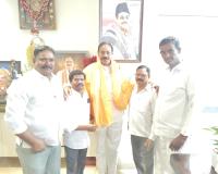 బండి రమేష్‌ను మర్యాదపూర్వకంగా కలిసిన దయ్యాల దాసు