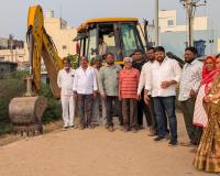 పెద్ద చెరువుకట్టపై శుభ్రత పనులను పరిశీలిం చిన కార్పొరేటర్ శాంతి సాయిజెన్ శేఖర్