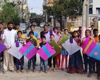 చిన్నారులకు పతంగుల పంపిణీ