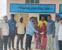 ఆదర్శ పురుషుల పొదుపు సంఘం ద్వారా భీమా సాయం అందజేత