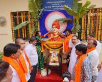 స్వామి వివేకానంద జయంతి విగ్రహానికి పూల మాల వేసిన