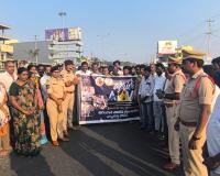 రోడ్డు భద్రత నియమాలు తప్పనిసరిగా పాటించాలి