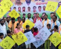 ముఖ్యమంత్రి రేవంత్ రెడ్డి ఫొటోతో పతంగుల పంపిణీ