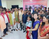 ఎస్ఆర్సి సంస్థ ఉద్యోగులకు బహుమతులు అందజేసిన  పరమేశ్వర్ రెడ్డి