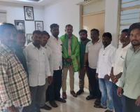 పెద్దమందడి ఎస్సై జలంధర్ రెడ్డిని మర్యాదపూర్వకంగా కలిసిన వెల్టూర్ కాంగ్రెస్ నాయకులు