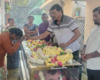 కూలి వెంకటయ్య అంత్యక్రియలకు ఆర్థిక సహాయం చేసిన బోధస్ లక్ష్మీనారాయణ