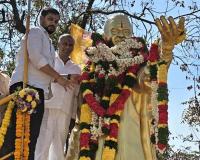 ఎన్టీఆర్ 30వ వర్ధంతి సందర్భంగా విగ్రహానికి ఘన నివాళులు