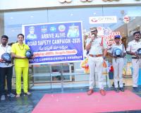 ట్రాఫిక్ నిబంధనలు తప్పనిసరిగా పాటించాలి.