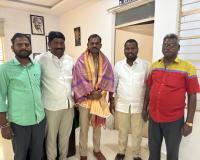 పెద్దమందడి ఎస్సై జలంధర్ రెడ్డిని కలిసిన వెల్టూర్ సర్పంచ్ అశోక్