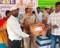 హెల్మెట్‌తోనే రోడ్డు భద్రత… జర్నలిస్టులకు హెల్మెట్లు పంపిణీ చేసిన జిల్లా ఎస్పీ