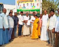 మనిగిళ్ల గ్రామంలో సీఎంఆర్ఎఫ్ చెక్కుల పంపిణీ