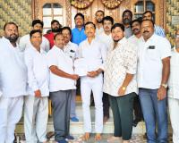 సీఎం రిలీఫ్ ఫండ్ చెక్కును బాధితుడికి అందజేసిన  పరమేశ్వర్ రెడ్డి