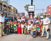 రాధిక చౌరస్తాలో చిన్నారుల ట్రాఫిక్ అవగాహన