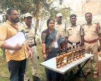 మున్సిపల్ ఎన్నికల నేపథ్యంలో అక్రమ మద్యం స్వాధీనం