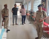 బ్యాలెట్ పేపర్స్ స్ట్రాంగ్ రూమ్‌ అర్ముడ్ గార్డు తనిఖీ చేసిన అడిషనల్ డిసిపి