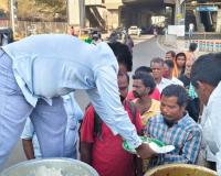 గాంధీ ఆసుపత్రిలో సరోజినీ ఫౌండేషన్ అన్నదానం