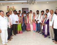 మంత్రి పొంగులేటి సమక్షంలో కాంగ్రెస్‌లోకి ఐదుగురు స్వతంత్ర కార్పొరేటర్లు