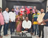 జవహర్ నగర్‌లో దివ్యాంగురాలికి మొబైల్ ఫోన్ అందజేత