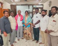 వనపర్తి మున్సిపల్ చైర్మన్ మిడిదొడ్డి మాధవిని కలిసిన వెల్టూర్ కాంగ్రెస్ నాయకులు