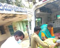 చిన్న పాపను తప్పించబోయి బైక్ అదుపు తప్పి ప్రమాదం.