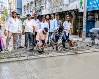 హెచ్ఎంటి నగర్‌లో సిమెంట్ రోడ్డు పనుల మాజీ కార్పొరేటర్ పర్యవేక్షించారు